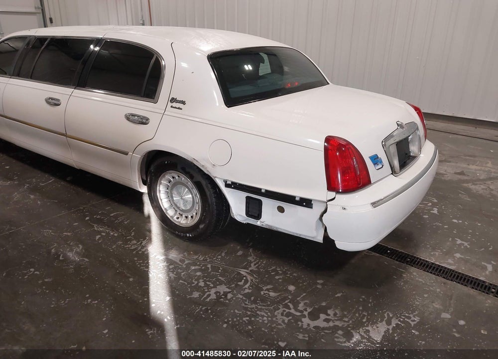 2001 LINCOLN TOWN CAR EXECUTIVE VIN: 1L1FM81W11Y724375
