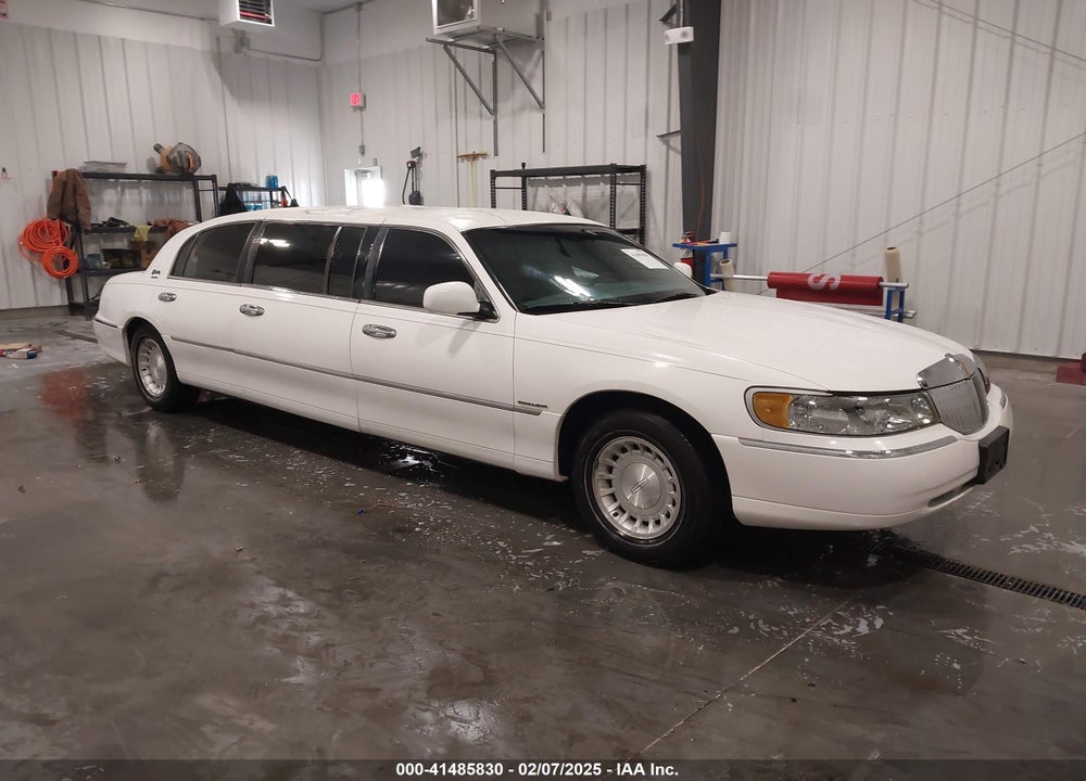 2001 LINCOLN TOWN CAR EXECUTIVE VIN: 1L1FM81W11Y724375