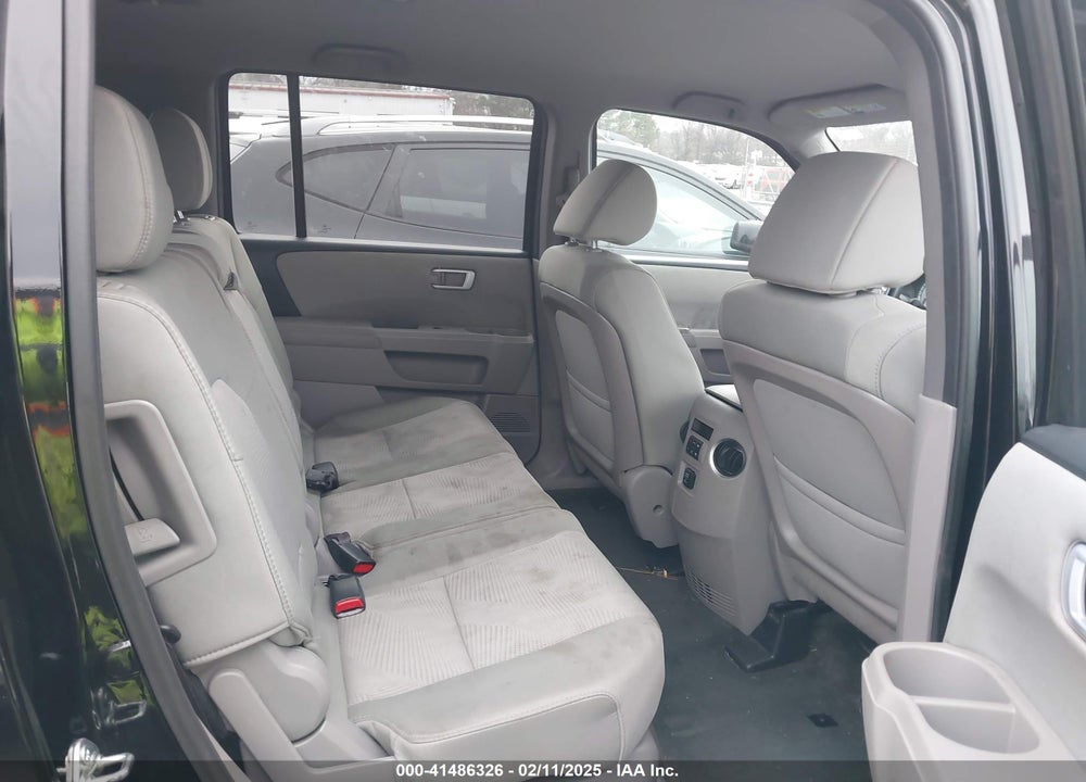 2015 HONDA PILOT LX VIN: 5FNYF4H27FB049995