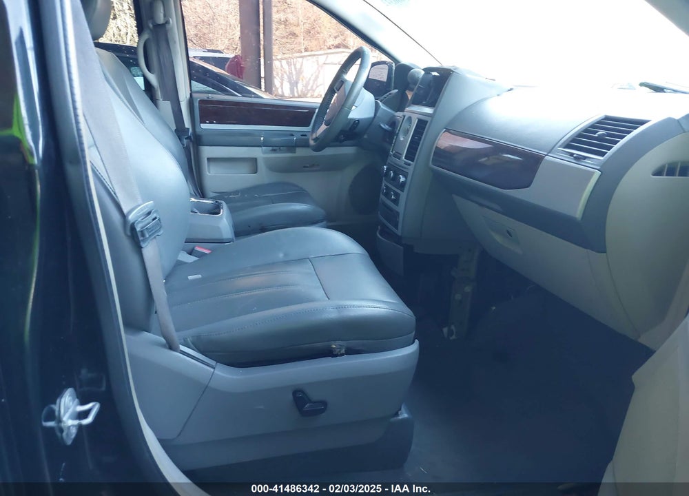 2010 CHRYSLER TOWN & COUNTRY VIN: 2A4RR5DX2AR124323