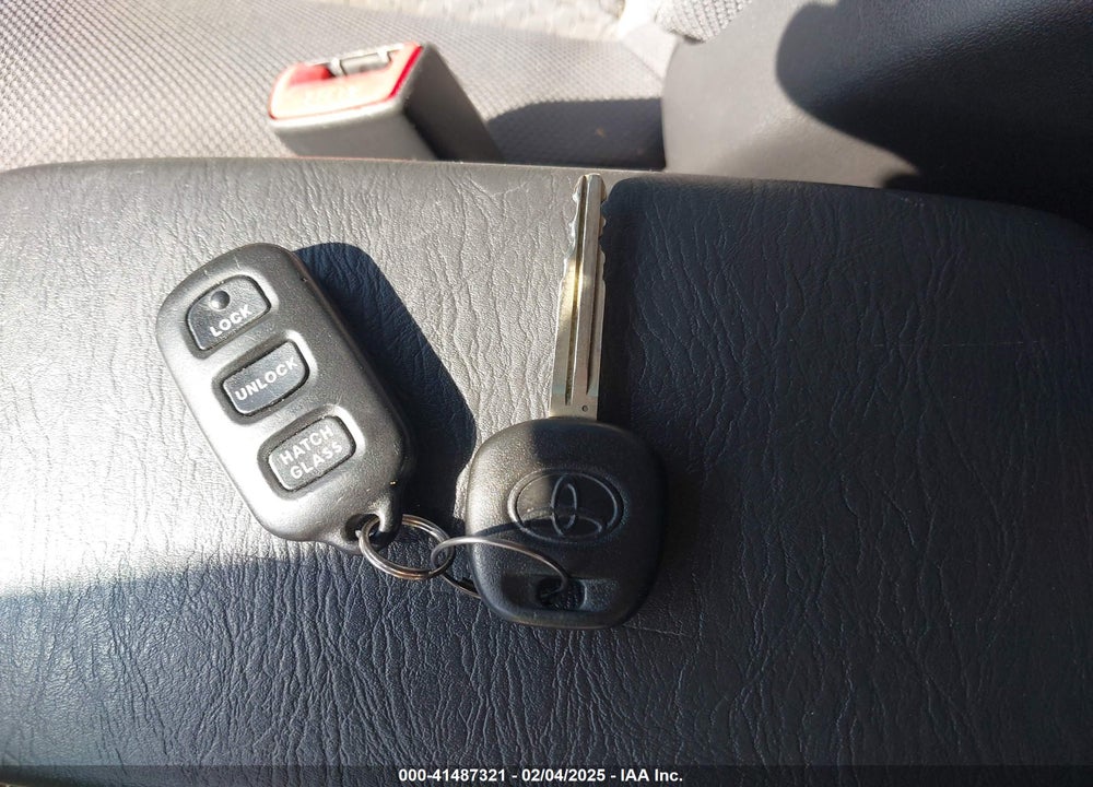 2007 TOYOTA MATRIX VIN: 2T1KR32E97C657632