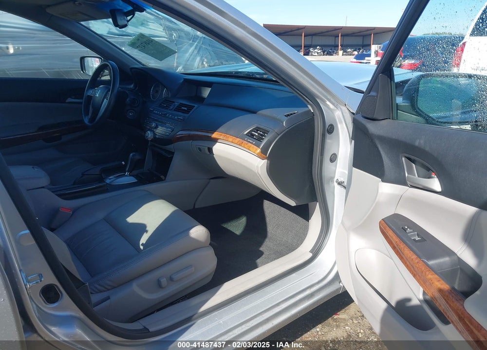 2011 HONDA ACCORD VIN: 1HGCP3F89BA001539