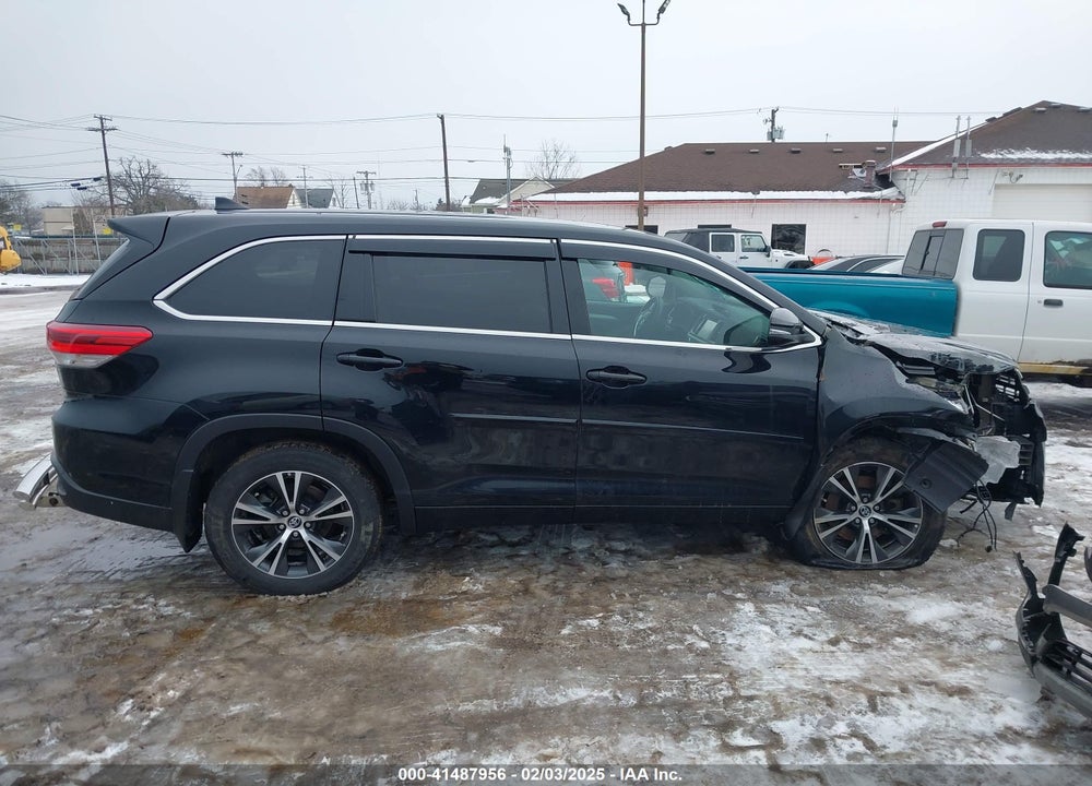 2017 TOYOTA HIGHLANDER LE PLUS VIN: 5TDBZRFH0HS414307