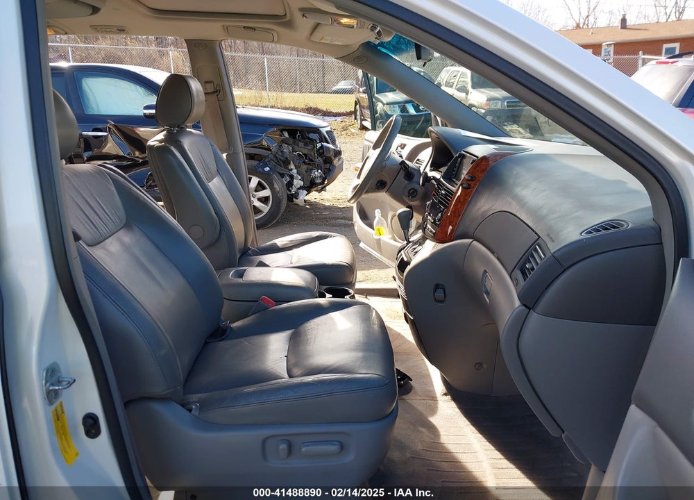 2008 TOYOTA SIENNA XLE VIN: 5TDZK22C58S139859