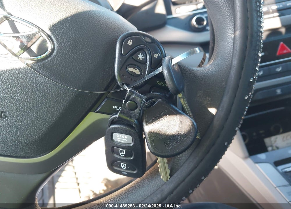 2017 HYUNDAI ELANTRA SE VIN: 5NPD84LF8HH125019