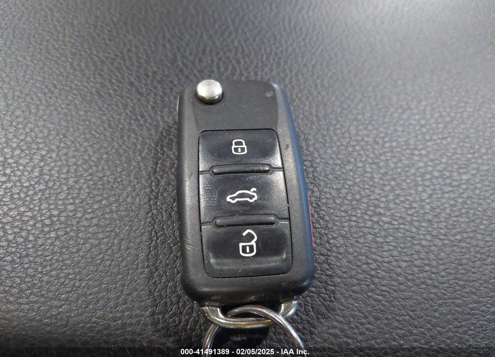 2013 VOLKSWAGEN JETTA HYBRID VIN: 3VW637AJ8DM230225