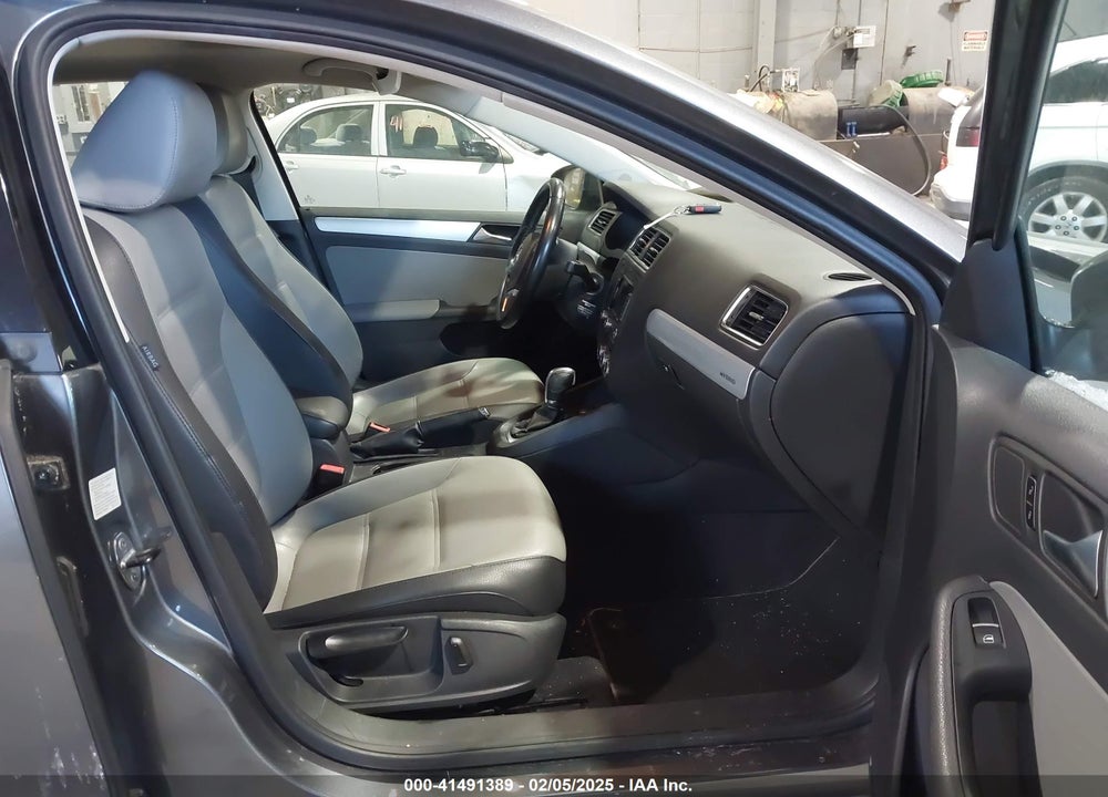 2013 VOLKSWAGEN JETTA HYBRID VIN: 3VW637AJ8DM230225