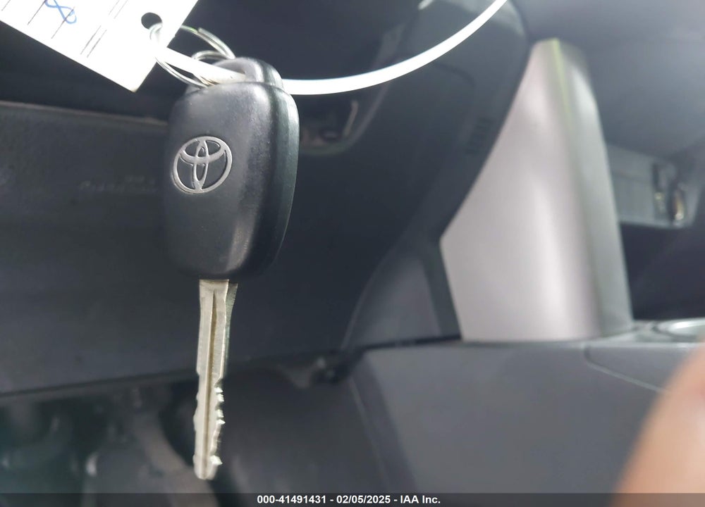 2018 TOYOTA RAV4 XLE VIN: 2T3WFREV3JW471932