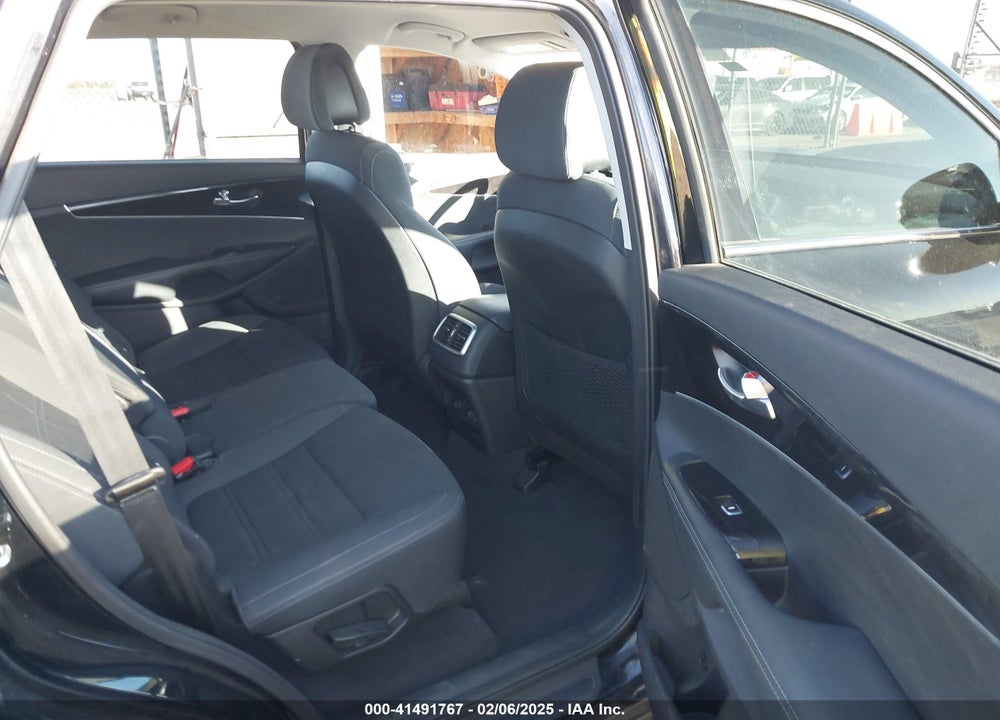2016 KIA SORENTO 3.3L LX VIN: 5XYPG4A5XGG177607