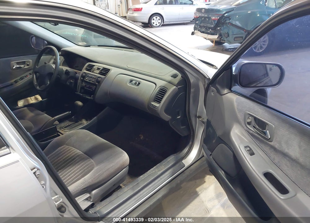 1998 HONDA ACCORD LX VIN: 1HGCG5647WA208073