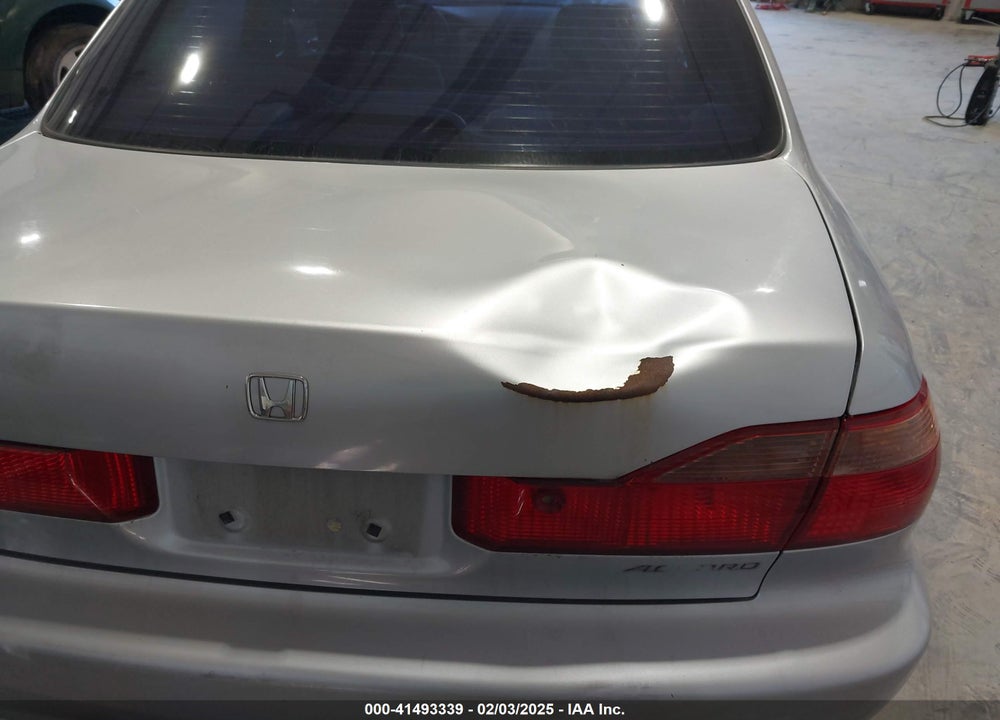 1998 HONDA ACCORD LX VIN: 1HGCG5647WA208073