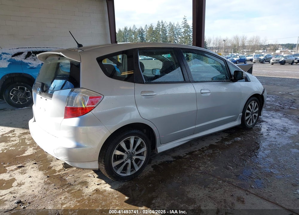 2013 HONDA FIT VIN: JHMGE8H55DC015479