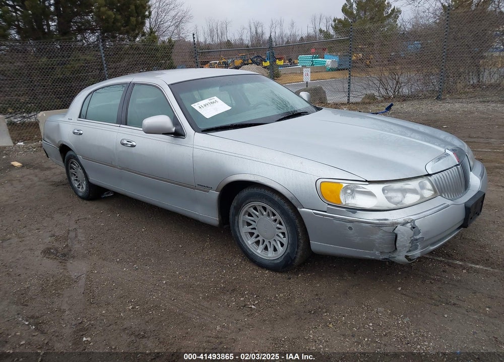 2000 LINCOLN TOWN CAR SIGNATURE VIN: 1LNHM82W9YY888277