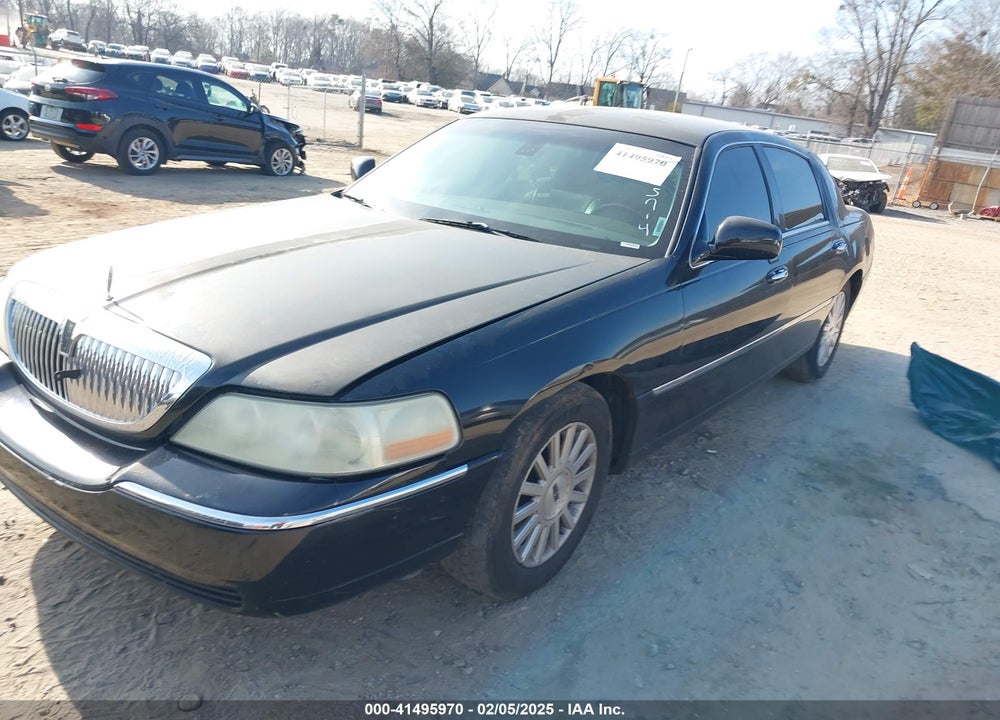 2003 LINCOLN TOWN CAR SIGNATURE VIN: 1LNHM82W43Y605714