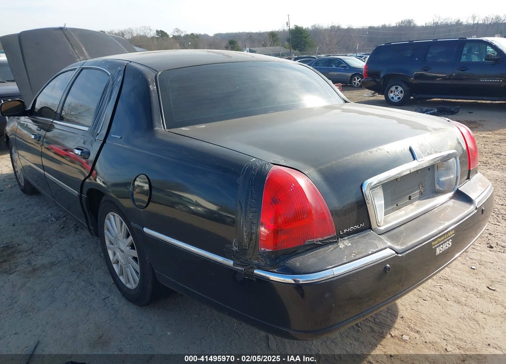 2003 LINCOLN TOWN CAR SIGNATURE VIN: 1LNHM82W43Y605714
