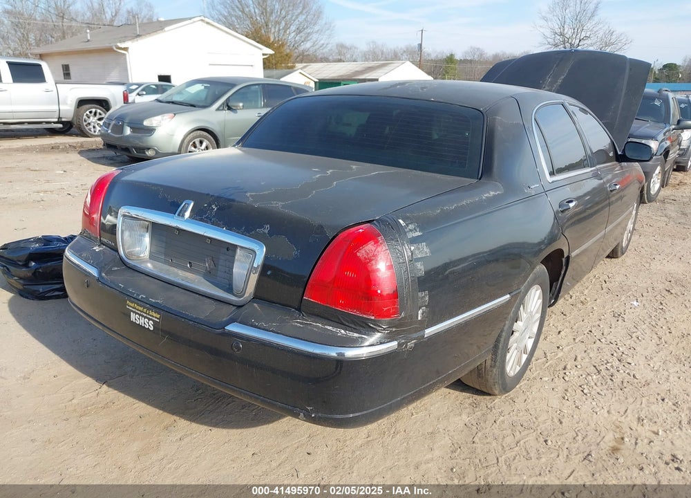 2003 LINCOLN TOWN CAR SIGNATURE VIN: 1LNHM82W43Y605714