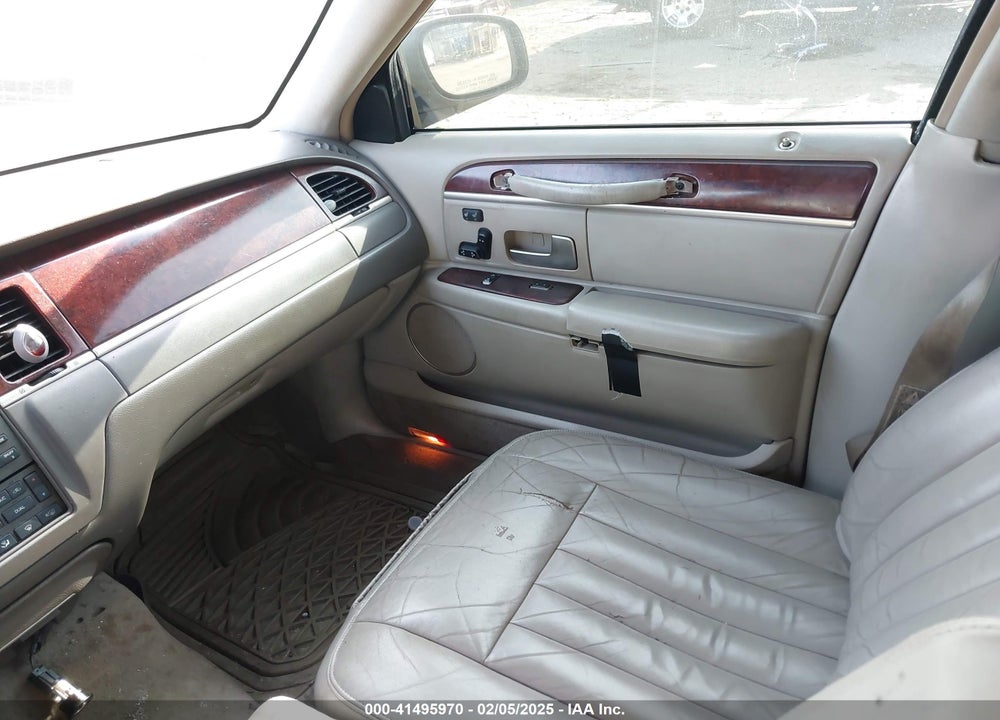 2003 LINCOLN TOWN CAR SIGNATURE VIN: 1LNHM82W43Y605714