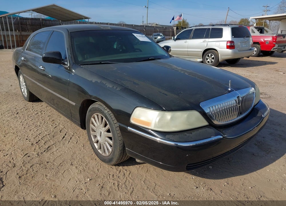 2003 LINCOLN TOWN CAR SIGNATURE VIN: 1LNHM82W43Y605714