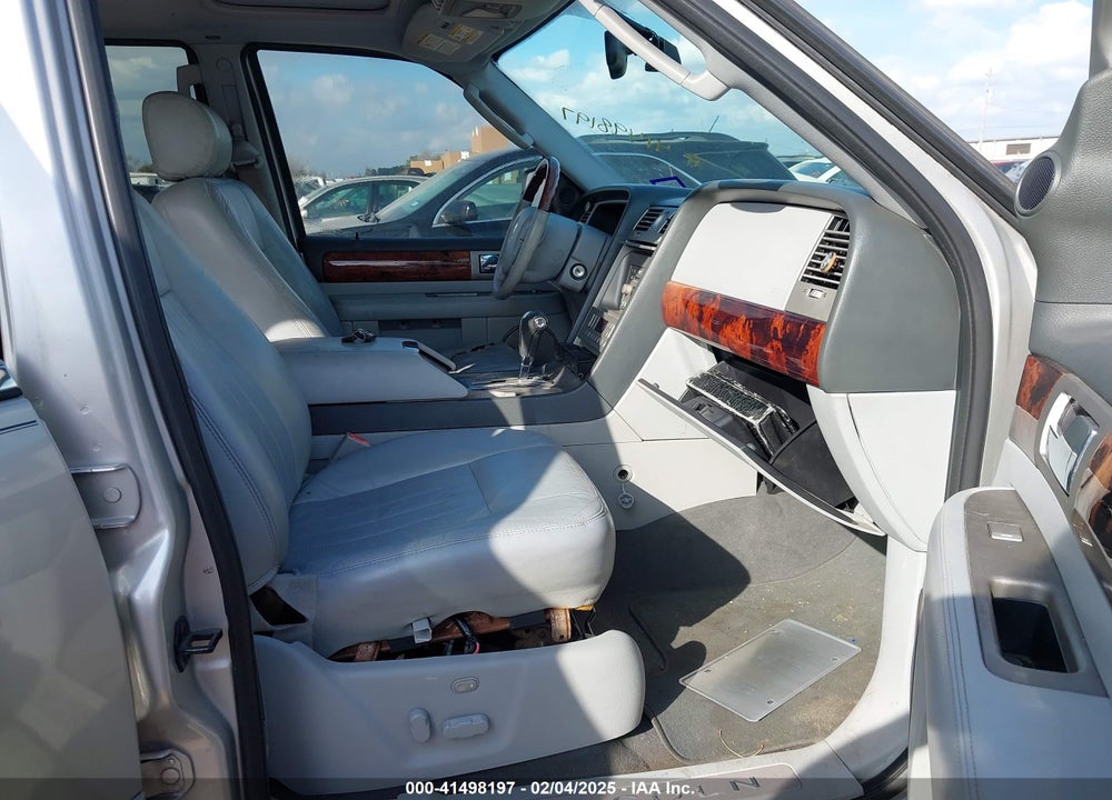 2005 LINCOLN NAVIGATOR VIN: 5LMFU275X5LJ13111