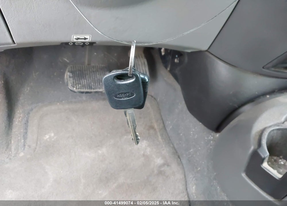 2005 FORD FOCUS ZX4 VIN: 1FAFP34N35W249528
