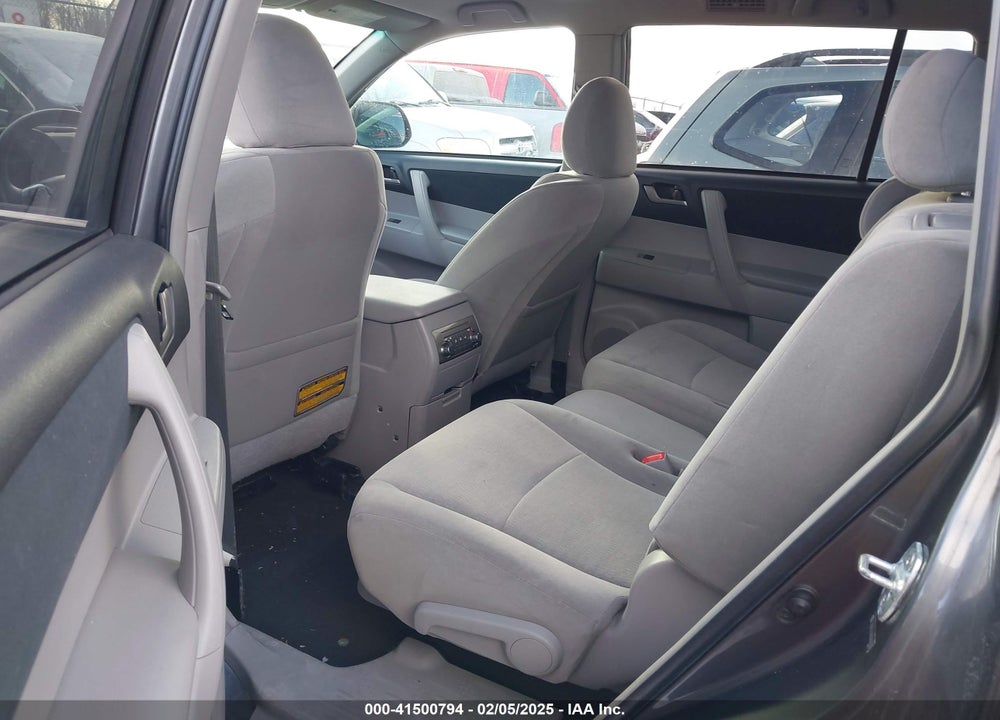 2011 TOYOTA HIGHLANDER SE VIN: 5TDBK3EH3BS092630
