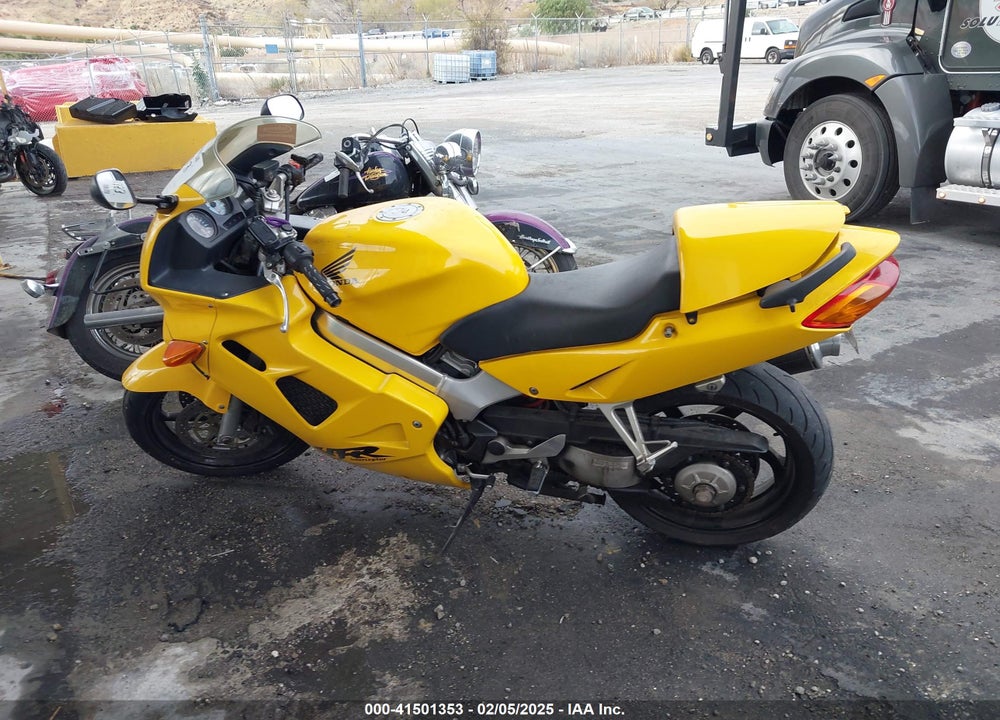 2000 HONDA VFR800 F1 VIN: JH2RC4618YM200027
