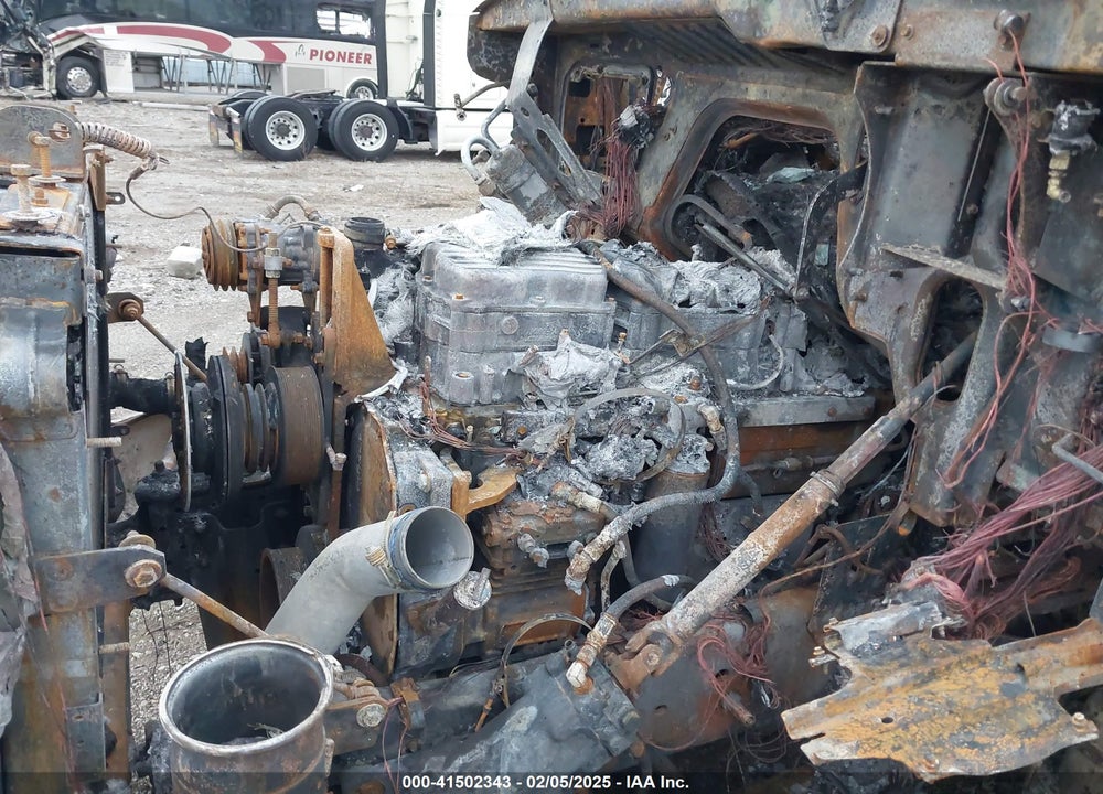 2000 STERLING TRUCK LT 9513 VIN: 2FZXKWEB4YAB58076