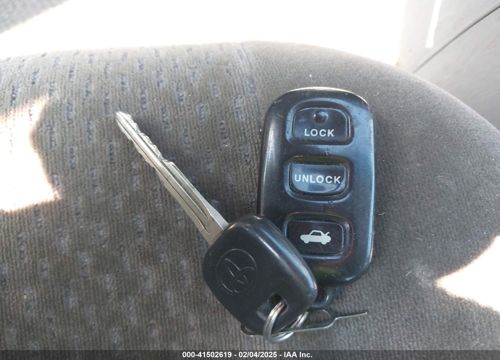 2003 TOYOTA CAMRY LE VIN: JTDBE32K330231585