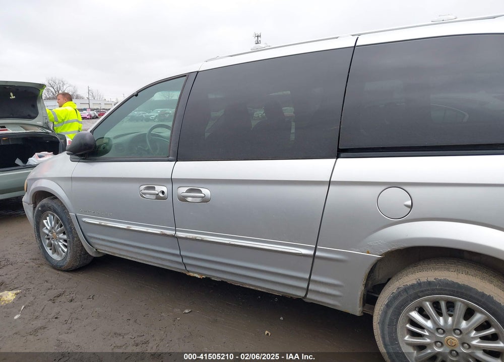 2001 CHRYSLER TOWN & COUNTRY LIMITED VIN: 2C8GT64L01R337027