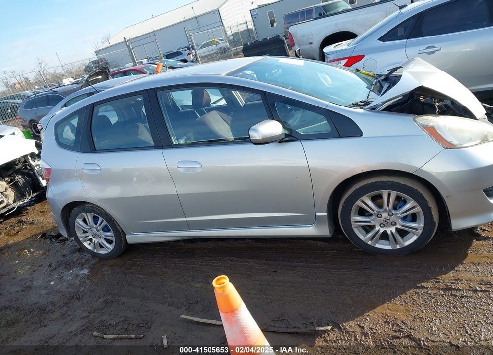 2011 HONDA FIT SPORT VIN: JHMGE8H51BC000801