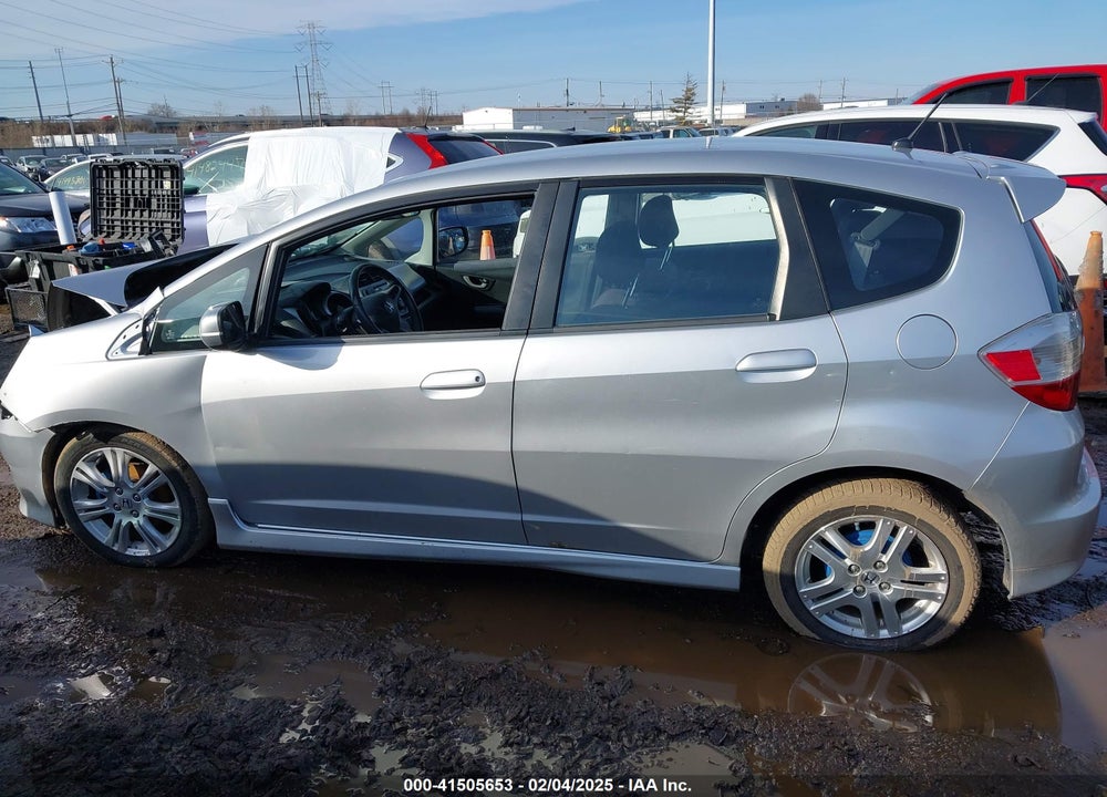 2011 HONDA FIT SPORT VIN: JHMGE8H51BC000801