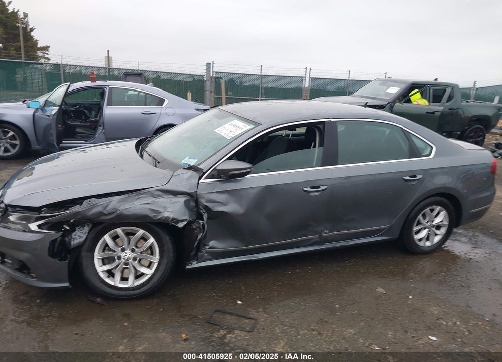 2017 VOLKSWAGEN PASSAT VIN: 1VWAT7A38HC025121