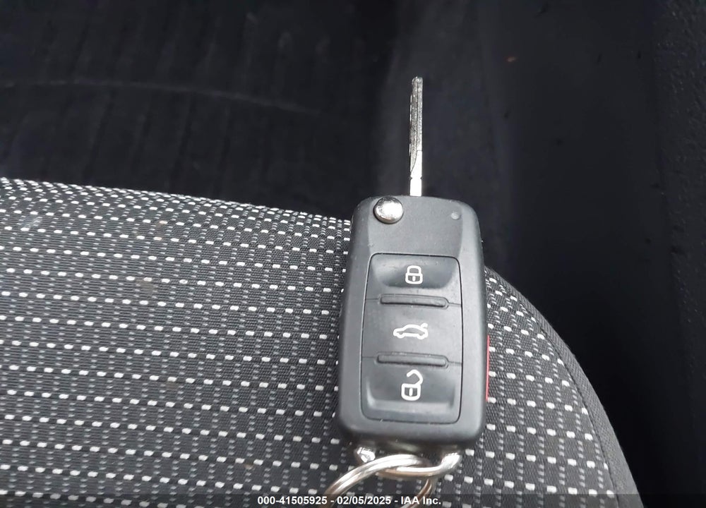 2017 VOLKSWAGEN PASSAT VIN: 1VWAT7A38HC025121
