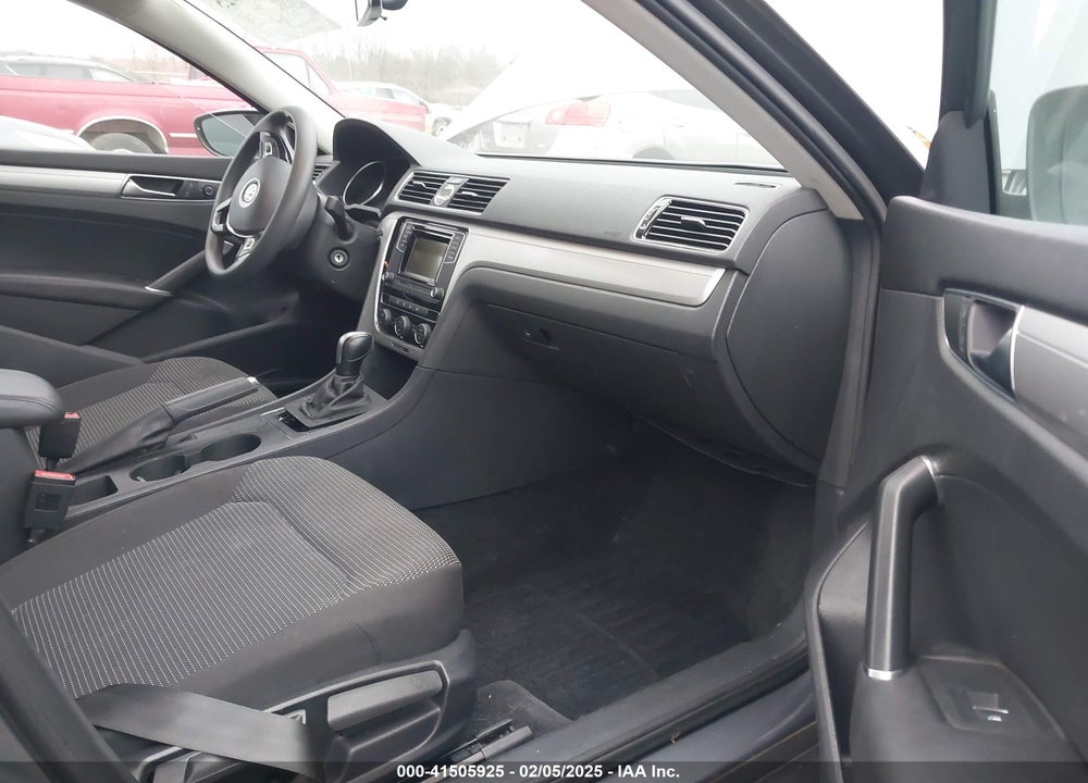 2017 VOLKSWAGEN PASSAT VIN: 1VWAT7A38HC025121