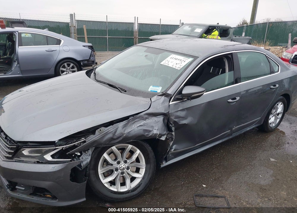 2017 VOLKSWAGEN PASSAT VIN: 1VWAT7A38HC025121