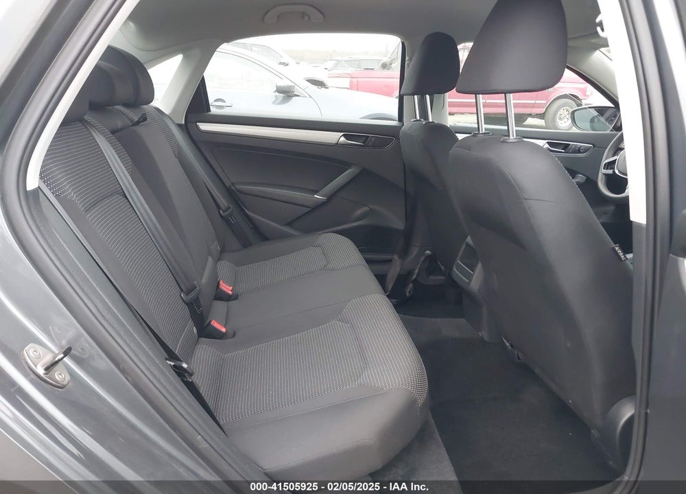 2017 VOLKSWAGEN PASSAT VIN: 1VWAT7A38HC025121