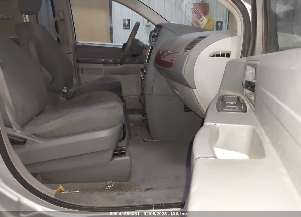 2009 CHRYSLER TOWN & COUNTRY LX VIN: 2A8HR44E59R571923