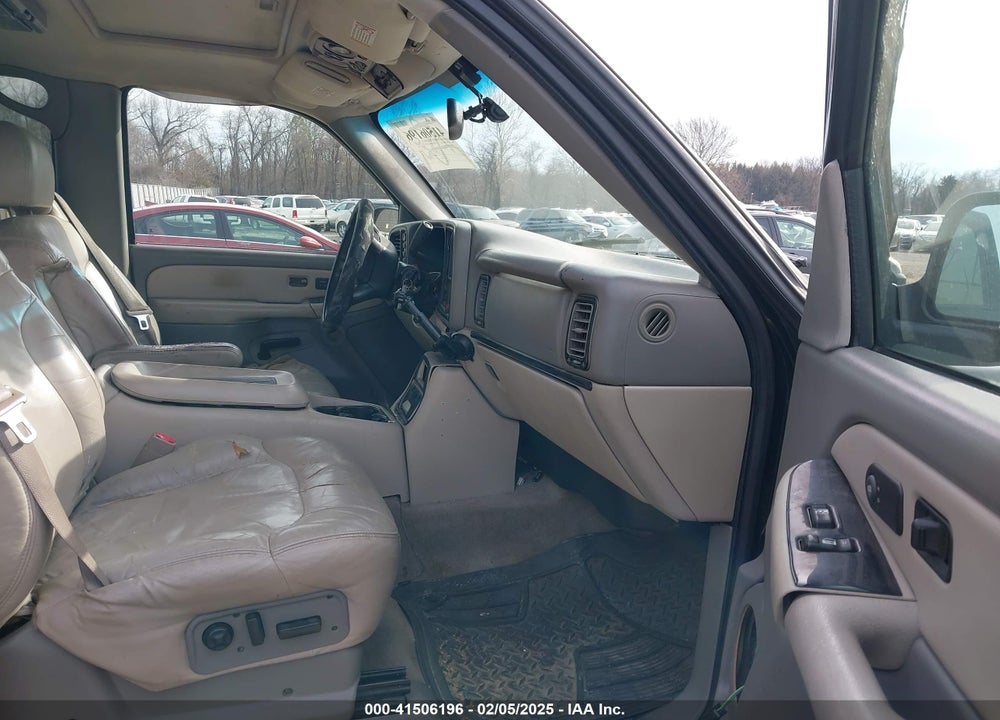 2000 CHEVROLET SUBURBAN 2500 LT VIN: 3GNGK26U0YG197958