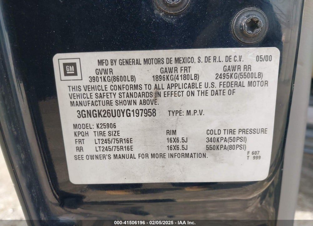 2000 CHEVROLET SUBURBAN 2500 LT VIN: 3GNGK26U0YG197958