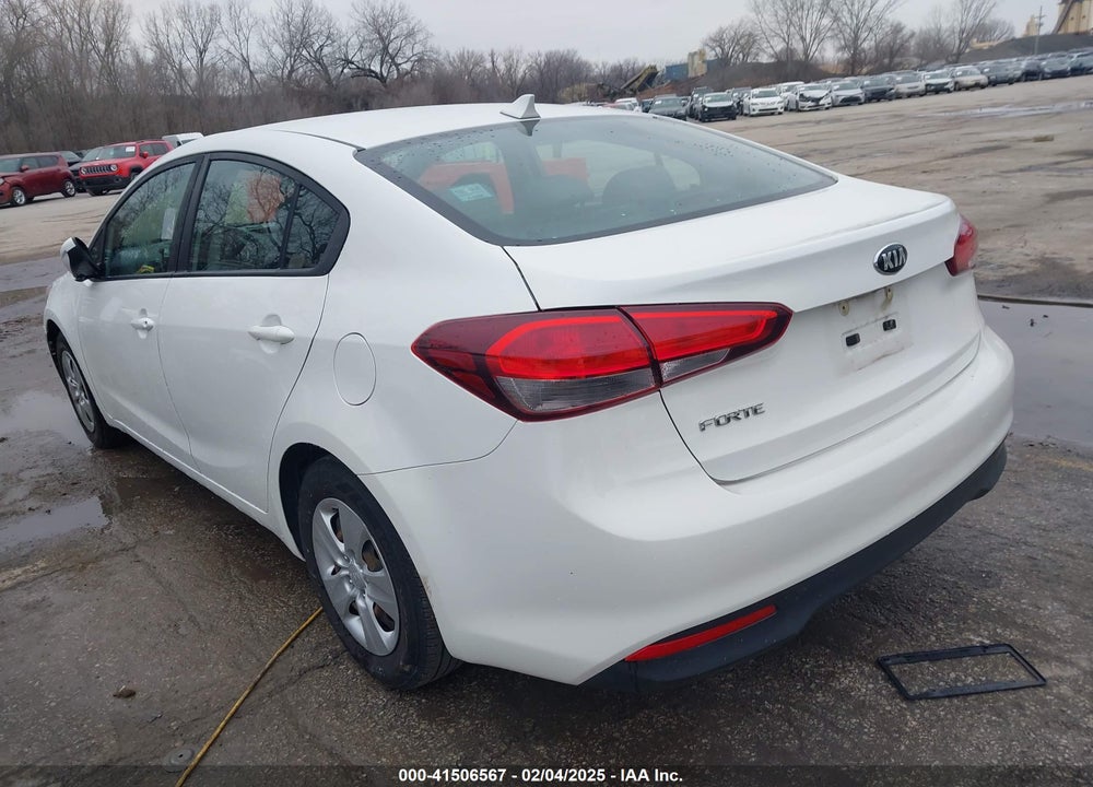 2018 KIA FORTE VIN: 3KPFK4A76JE175532