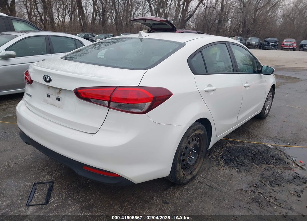 2018 KIA FORTE VIN: 3KPFK4A76JE175532