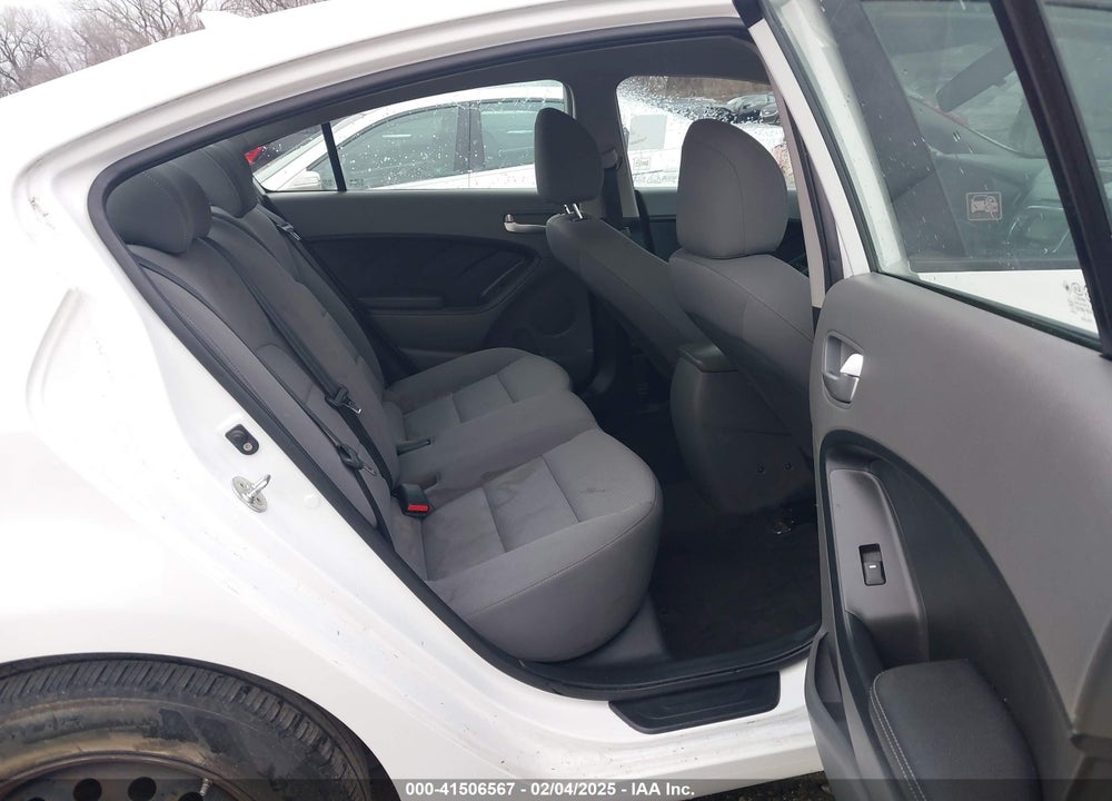 2018 KIA FORTE VIN: 3KPFK4A76JE175532
