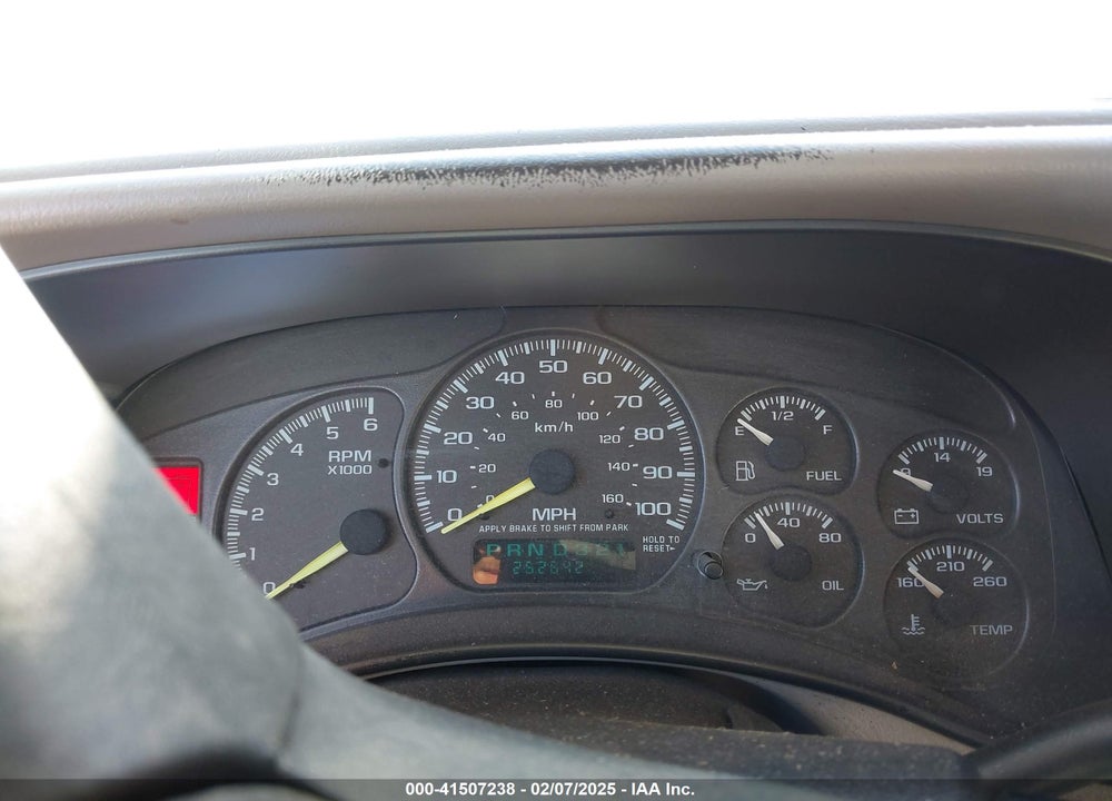 2000 CHEVROLET SUBURBAN 1500 LS VIN: 3GNFK16T0YG102926