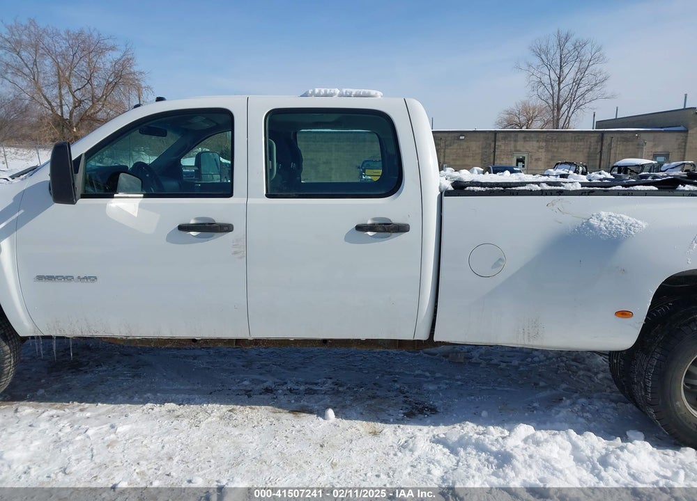2011 CHEVROLET SILVERADO 3500HD WORK TRUCK VIN: 1GC4KZC81BF217302