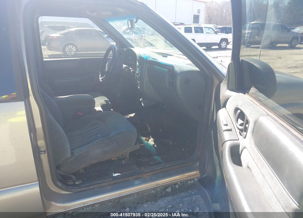 2001 CHEVROLET S-10 LS VIN: 1GCCS19W318110029