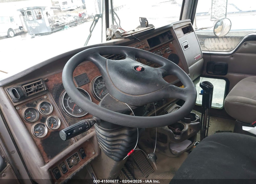 2005 KENWORTH CONSTRUCTION T800 VIN: 1NKDL40X45J073806
