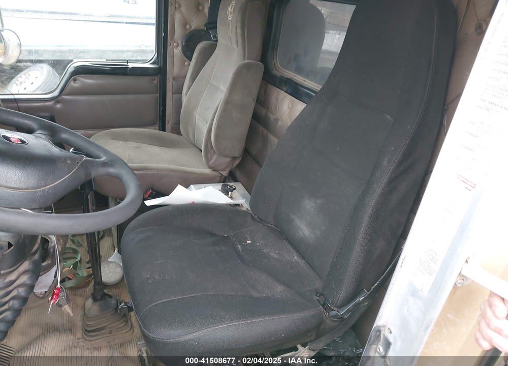 2005 KENWORTH CONSTRUCTION T800 VIN: 1NKDL40X45J073806