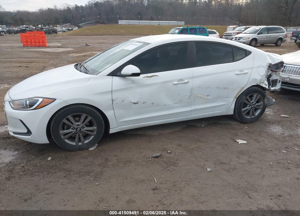 2017 HYUNDAI ELANTRA VIN: 5NPD84LF1HH160596