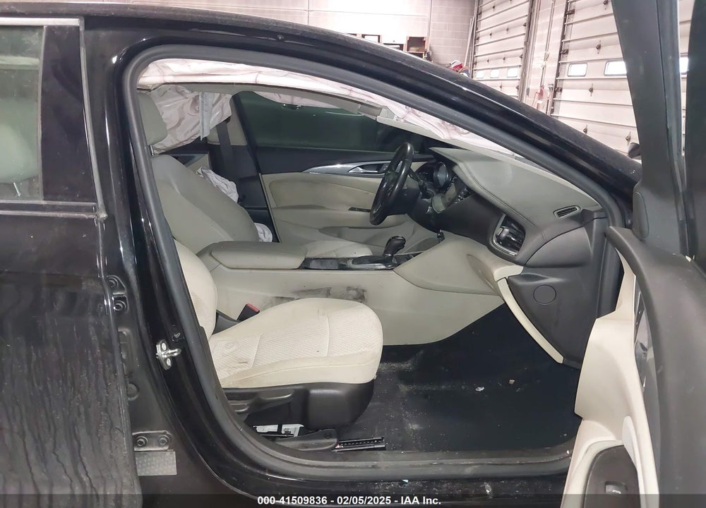 2018 BUICK REGAL VIN: W04GL6SX4J1056063