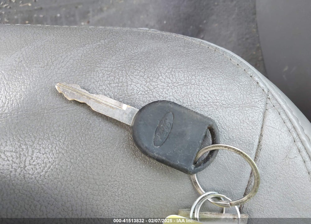 2005 FORD TAURUS SE VIN: 1FAFP53235A260576